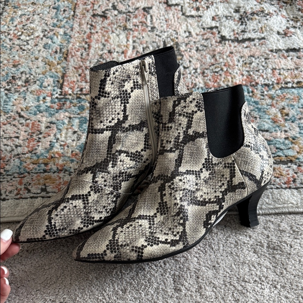 NEW- Clarks Women Kepley Erin Snake Boots